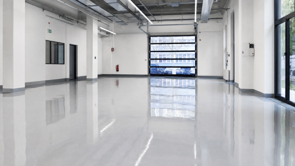 Glänzende Epoxidharz-Bodenbeschichtung in einer Garage