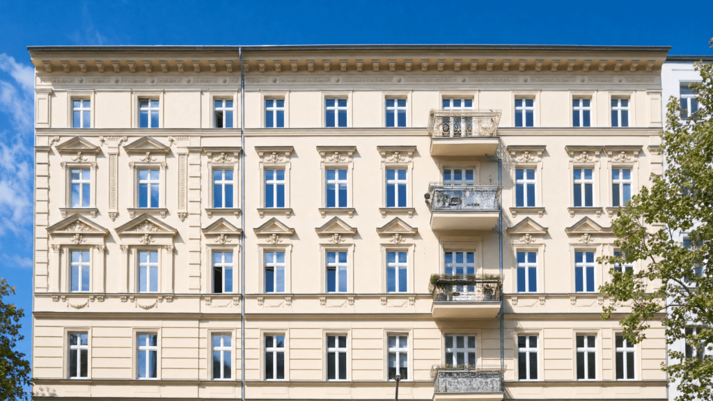 Frisch gestrichene Altbaufassade in einem Berliner Innenstadtbezirk