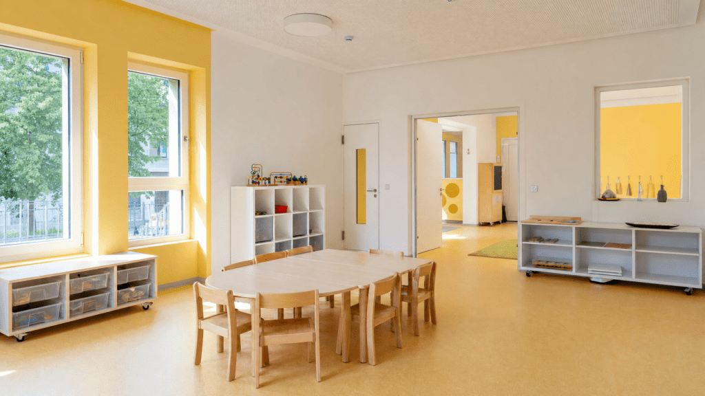 Kita Schule Renovierung Berlin - Renovierter Klassenraum