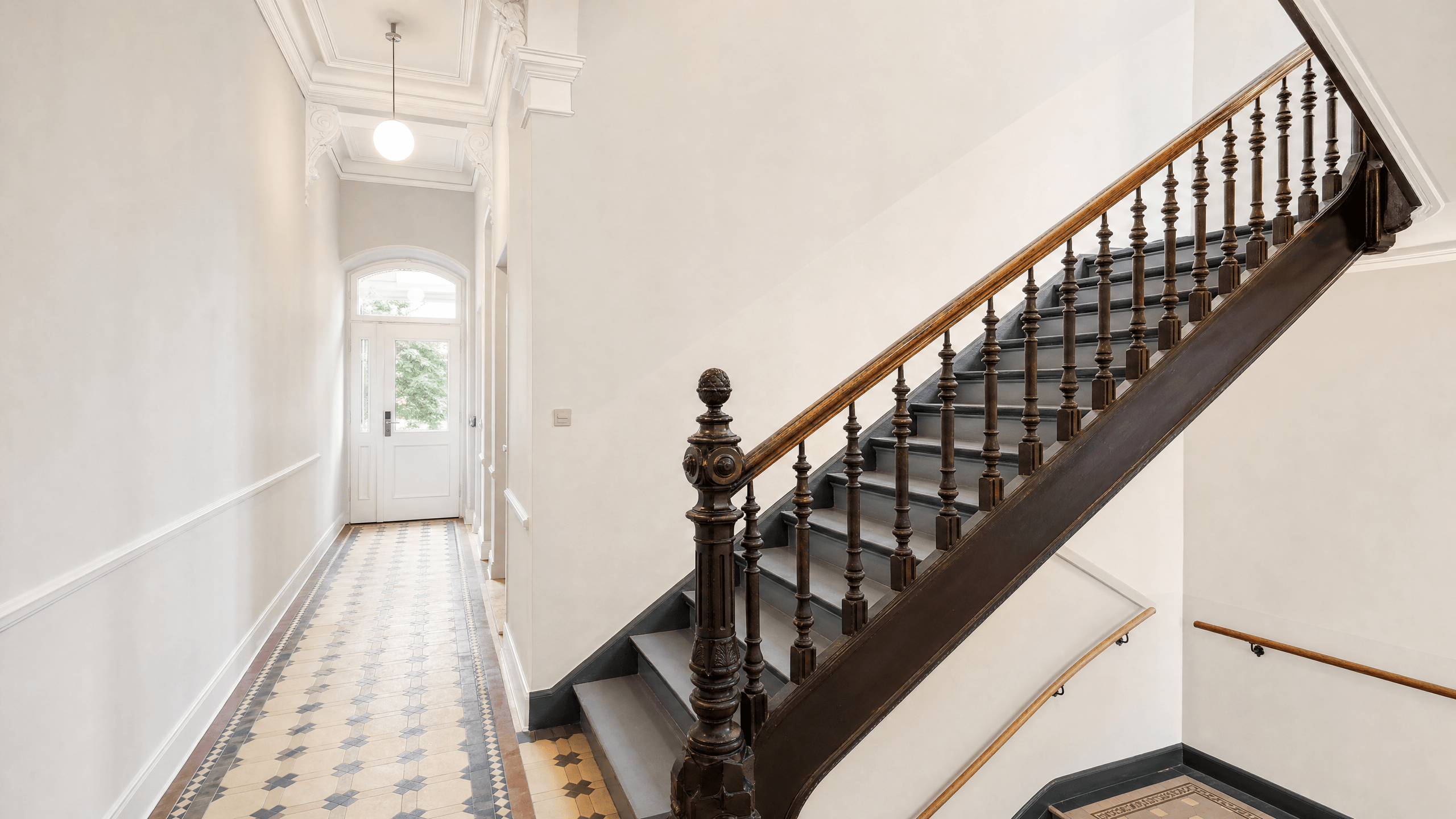 Treppenhaus streichen Berlin - Klassisches Berliner Treppenhaus
