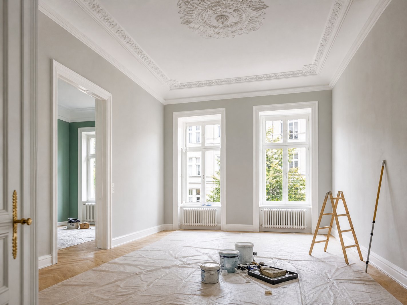 Illustration zu: Hohe Decken und die richtige Farbwahl: Raumwirkung gezielt gestalten - Altbausanierung in Charlottenburg: Stuck, hohe Decken und die richtige Farbwahl